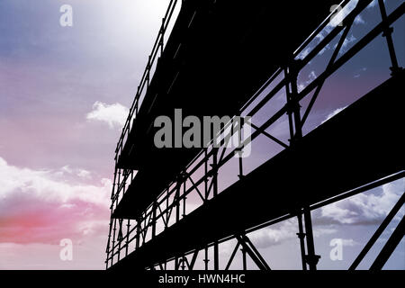 Immagine 3d di costruzione ponteggio contro il cielo blu Foto Stock