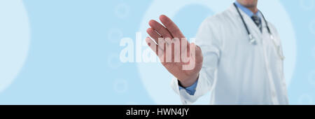 Medico toccando uno schermo digitale contro icona mediche Foto Stock