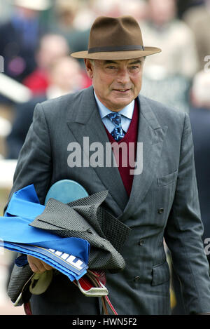 Paolo COLE GARA allenatore di cavalli ippodromo di York York 14 Maggio 2002 Foto Stock