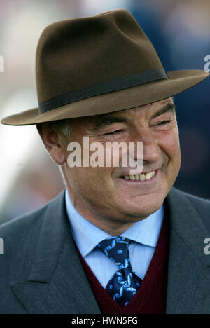 Paolo COLE GARA allenatore di cavalli ippodromo di York York 14 Maggio 2002 Foto Stock