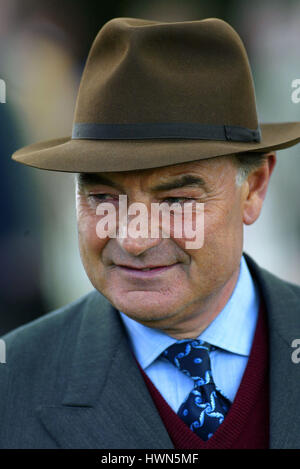 Paolo COLE GARA allenatore di cavalli ippodromo di York York 14 Maggio 2002 Foto Stock