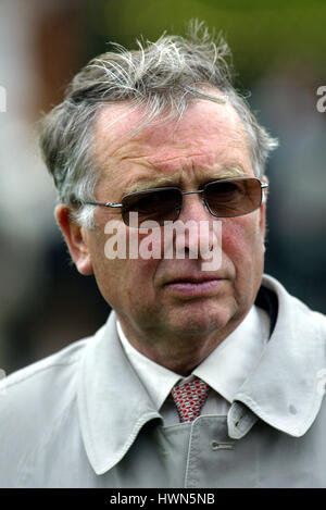 MICHAEL JARVIS GARA allenatore di cavalli ippodromo di NEWMARKET NEWMARKET 05 Maggio 2002 Foto Stock