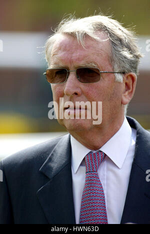 MICHAEL JARVIS GARA allenatore di cavalli ippodromo di NEWMARKET NEWMARKET 03 Maggio 2002 Foto Stock