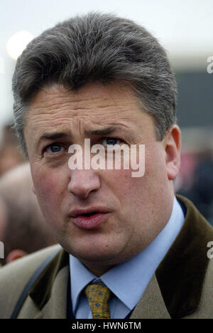 PAUL NICHOLLS GARA allenatore di cavalli ippodromo di Cheltenham CHELTENHAM 17 Novembre 2002 Foto Stock