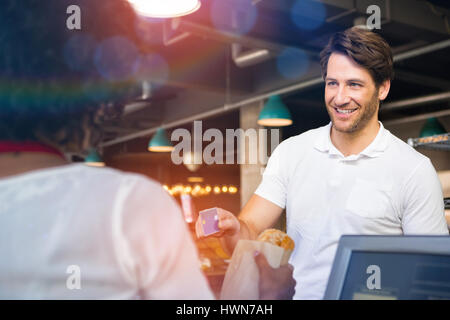 Immagine grafica di flare contro la soddisfazione del cliente il pagamento tramite carta di credito per il pane Foto Stock