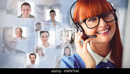 Attraente hipster Donna con cuffie contro uno sfondo grigio Foto Stock