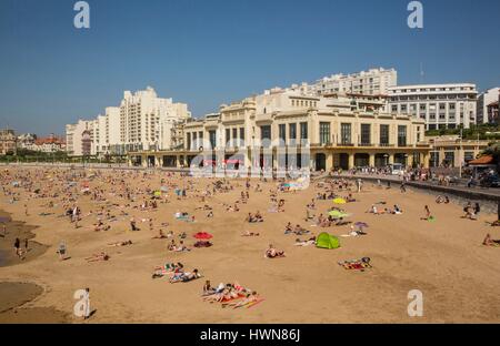 Francia, Pirenei Atlantique, Paese Basco, Biarritz, i turisti di fronte al casinò sulla Grande Plage Foto Stock