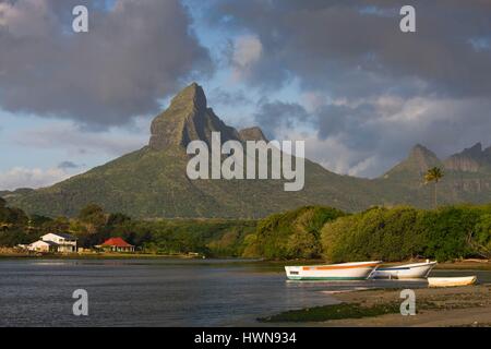 Maurizio, Western Mauritius Tamarin, Montagne du Rempart mountain (el. 777 metri) con barche al tramonto Foto Stock