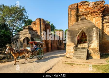 Myanmar (Birmania), Mandalay regione, Bagan buddista sito archeologico, Old Bagan, Sarabha (o Tharaba) cancello custode dei bastioni della ex capitale reale Foto Stock