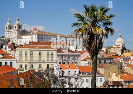 Il Portogallo, Lisbona, tetti di quartiere Alfama, Sao Vicente de Fora monastero e la cupola del Pantheon dalla terrazza del Largo das Portas do Sol Foto Stock