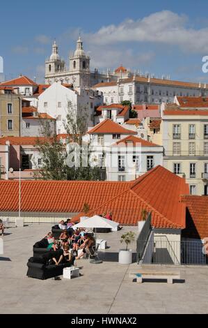 Il Portogallo, Lisbona, tetti di quartiere Alfama, Sao Vicente de Fora monastero dalla terrazza del Largo das Portas do Sol Foto Stock