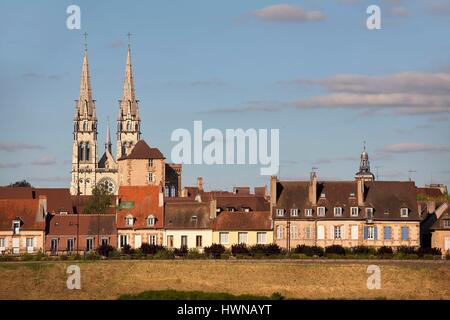 Francia, Allier, Moulins, la città visto dalla riva sinistra dell'Allier, la cattedrale di Notre Dame de l'Annunciazione cattedrale Foto Stock