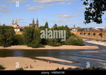 Francia, Allier, Moulins, la città visto dalla riva sinistra dell'Allier, il ponte Regemortes, il Jacquemart tower, la Chiesa del Sacro Cuore e la Cattedrale di Notre Dame Foto Stock