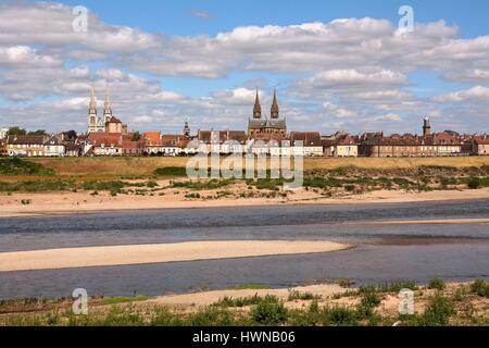 Francia, Allier, Moulins, la città visto dalla riva sinistra dell'Allier, il Jacquemart tower, la Chiesa del Sacro Cuore e la Cattedrale di Notre Dame Foto Stock