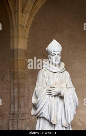 Francia, Allier, Souvigny, Priory chiesa di San Pietro e San Paolo, statua di Mayeul da Cluny nel cortile del chiostro Foto Stock