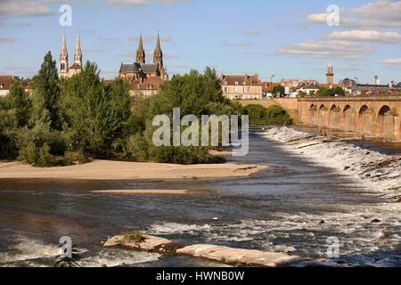 Francia, Allier, Moulins, la città visto dalla riva sinistra dell'Allier, il ponte Regemortes, il Jacquemart tower, la Chiesa del Sacro Cuore e la Cattedrale di Notre Dame Foto Stock