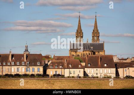 Francia, Allier, Moulins, la città visto dalla riva sinistra dell'Allier, Chiesa del Sacro Cuore di Gesù Foto Stock