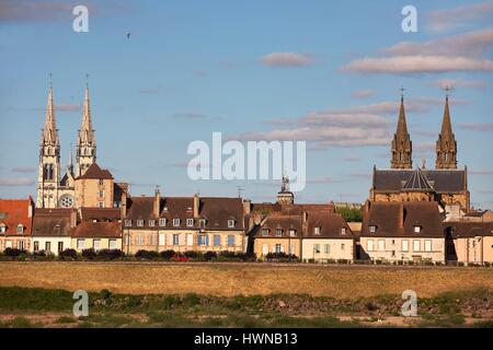 Francia, Allier, Moulins, la città visto dalla riva sinistra dell'Allier, la Chiesa del Sacro Cuore e la Cattedrale di Notre Dame de l'Annunciazione cattedrale Foto Stock