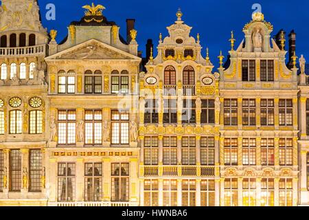 Il Belgio, Bruxelles, Grand Place (Grote Markt), classificato come patrimonio mondiale dall' UNESCO, case del XVII secolo alle aziende da sinistra a destra House Le Cornet, Maison de la Louve, Maison du Sac e la Maison de la Brouette Foto Stock
