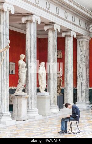 La Danimarca, la Zelanda, Copenaghen, Ny Carlsberg Glyptotek, museo fondata nel 1897 dal figlio del fondatore della fabbrica di birra Carlsberg e progettato dall'architetto Vilhelm Dahlerup, statue in marmo di antichità Foto Stock