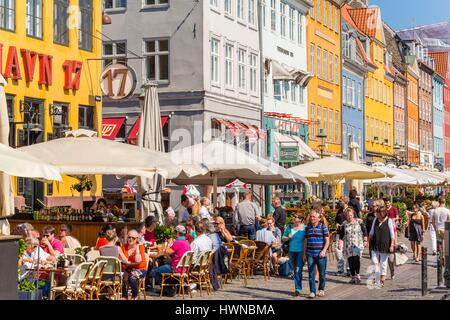 La Danimarca, la Zelanda, Copenaghen, quartiere di Nyhavn (nuovo porto), XVIII secolo ospita, ristorante Le Terrazze e il canale della barra laterale Foto Stock