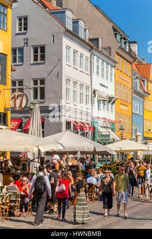 La Danimarca, la Zelanda, Copenaghen, quartiere di Nyhavn (nuovo porto), XVIII secolo ospita, ristorante Le Terrazze e il canale della barra laterale Foto Stock