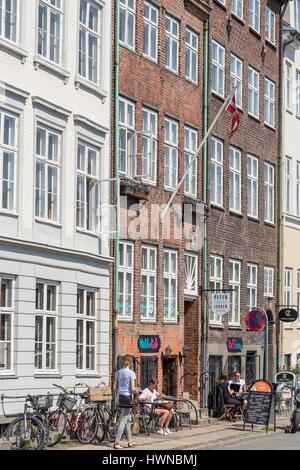 La Danimarca, la Zelanda, Copenaghen, Nybrogade, il caffè con terrazza sul canal grande Foto Stock