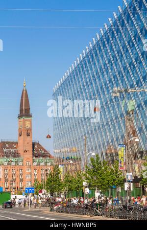 La Danimarca, la Zelanda, Copenaghen, Vesterbrogade, Hus (casa di industria) studio di architettura trasformare inaugurato nel 2013 con il Palace Hotel (1910) dall'architetto Anton Rosen Foto Stock