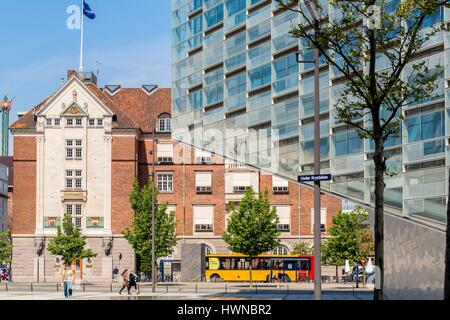 La Danimarca, la Zelanda, Copenaghen, Nykredit distretto, con l'edificio Krystallen dell'architetto impresa Schmidt Hammer Lassen sulla destra e inaugurato nel 2011 Foto Stock