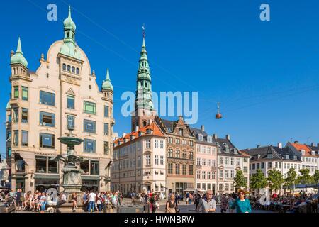 La Danimarca, la Zelanda, Copenaghen, Amagertorv, piazza pedonale con la sua fontana in le cicogne del 1894 e nella parte in basso a sinistra il palazzo Højbrohus (1896) e il campanile della chiesa di San Nicola Foto Stock