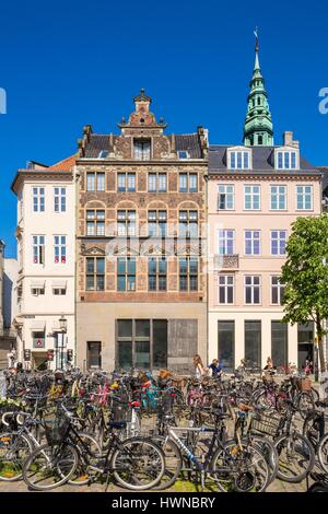 La Danimarca, la Zelanda, Copenaghen, Amagertorv, piazza pedonale Parcheggio biciclette Foto Stock