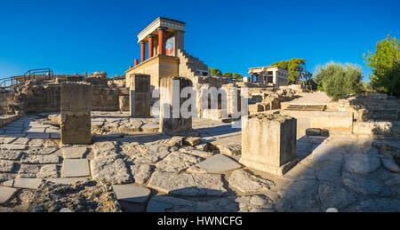 La Grecia, Creta, Heraklion, il sito archeologico del Sito minoico di Knossos, entrata nord del palazzo con il toro affresco di sfiato Foto Stock