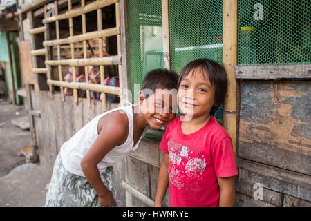 Filippine, Luzon, Provincia di Sorsogon, Donsol, ragazzo in strada Foto Stock