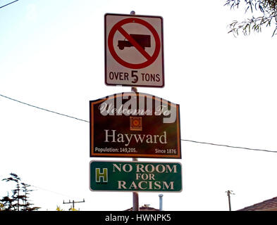 Benvenuto a Hayward, California, H n. Camera per il razzismo, no camion oltre 5 tonnellate, segni, Foto Stock