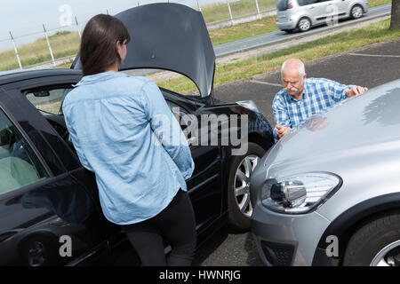 Due driver sostenendo dopo incidente stradale Foto Stock