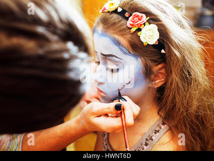 Poco carino bambino rendendo facepaint sulla festa di compleanno, zombie Apo Foto Stock