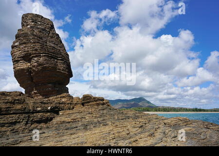 Formazione di roccia in riva al mare, il Bonhomme in Bourail, Nuova Caledonia, Grande Terre, l'isola del Sud Pacifico Foto Stock