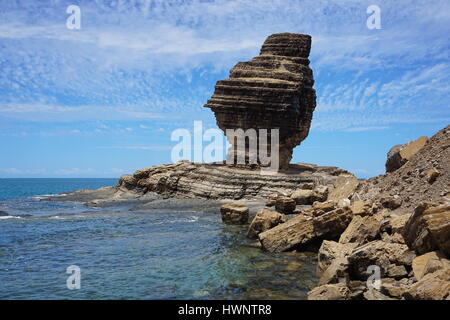 Formazione di roccia sulla riva del mare, il Bonhomme in Bourail, Nuova Caledonia, Grande Terre, l'isola del Sud Pacifico Foto Stock