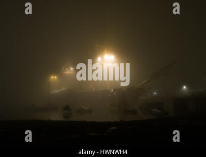 HMS Warrior di notte nella fitta nebbia Foto Stock