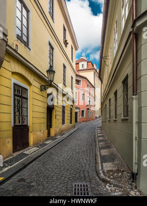 Incantevoli strette strade di ciottoli con belle case a schiera in Lesser Town district, Praga, Repubblica Ceca Foto Stock