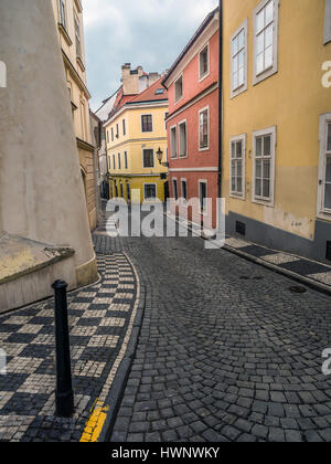 Incantevoli strette strade di ciottoli con belle case a schiera in Lesser Town district, Praga, Repubblica Ceca Foto Stock