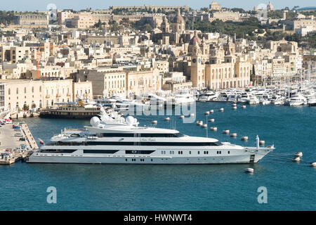 Lo yacht o superyacht imperatrice indiano ormeggiati nel Porto Grande di Malta Vittoriossa Foto Stock