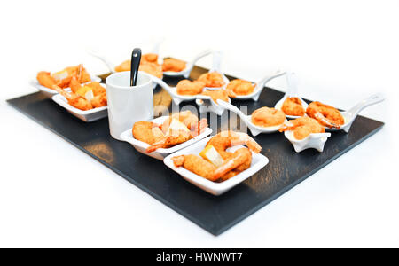 Un assortimento di snack salati sulla tavola festiva .Holiday antipasti Foto Stock