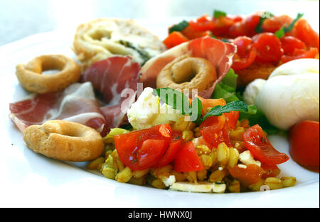 Sud Italia delicatessen con mozzarella, pomodoro bruschetta, salumi Foto Stock