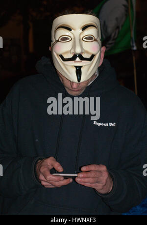 Un anonimo protester, a sostegno del movimento occupano,controlla il suo telefono al di fuori di St Pauls Cathedral a Londra, Ottobre 2011 Foto Stock