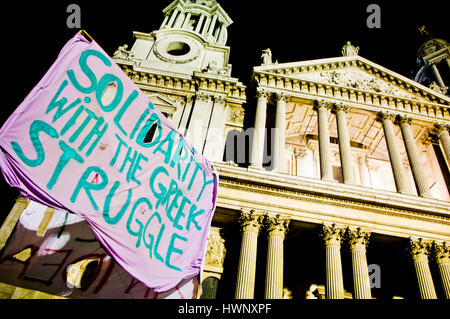 Un banner di proclamare la solidarietà con la lotta greco sollevato durante i movimenti occupano occupazione di fronte alla Cattedrale di St Paul, Londra, 2011. Foto Stock