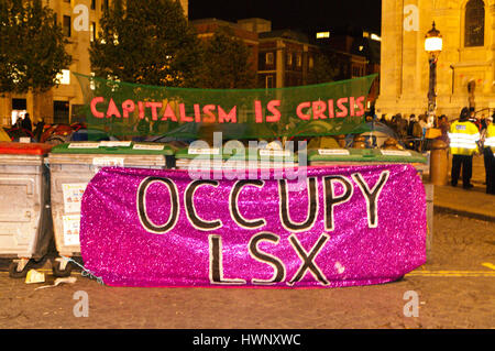 I movimenti di Occupy prendono il controllo dei terreni di fronte alla cattedrale di St Pauls, Londra UK 2011 Foto Stock