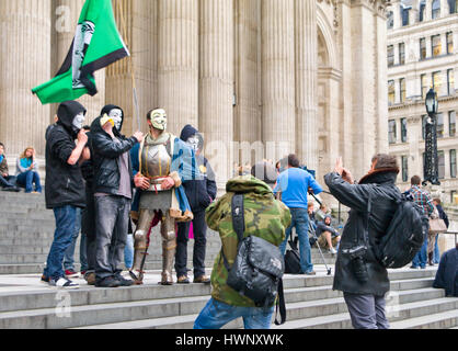 Anonimo manifestanti, a sostegno del movimento occupano, fotografata al di fuori di St Pauls Cathedral in London,2011. Foto Stock
