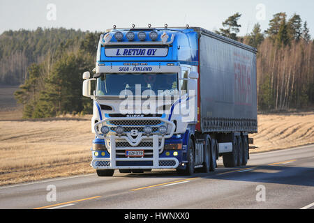 SALO, Finlandia - 17 Marzo 2017: Personalizzato super Scania R500 di Pokemon L. Retva Oy semi rimorchio cale merci lungo l'autostrada in un assolato pomeriggio di primavera Foto Stock