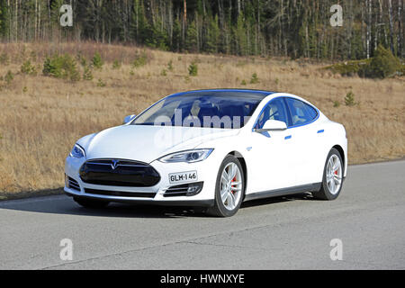 PAIMIO, Finlandia - 18 Marzo 2017: Bianco Tesla Model S P85D auto elettrica su strada a molla nel sud della Finlandia. Foto Stock
